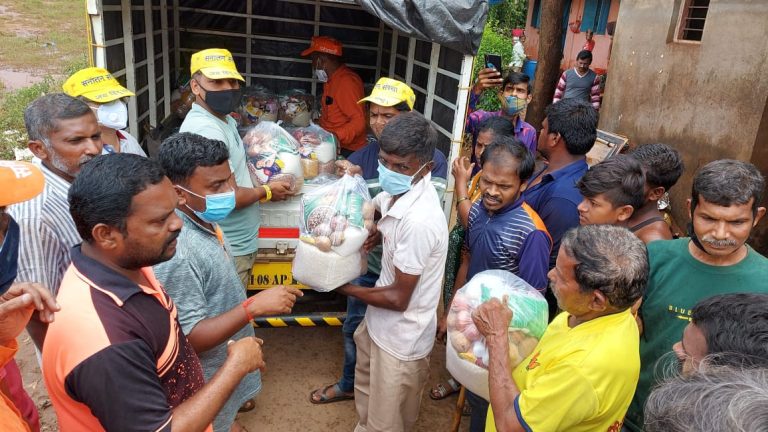 Volunteers_of_Sanatan_Sanstha_distributing_relief-material_to_flood_victims